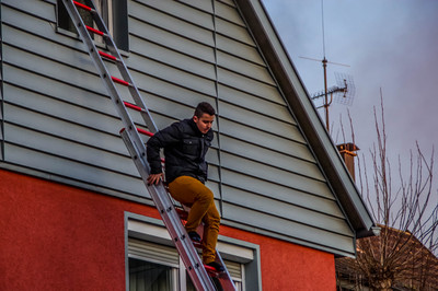 Renningen: Gebaeudebrand in Renningen Grosseinsatz fuer die Feuerwehren